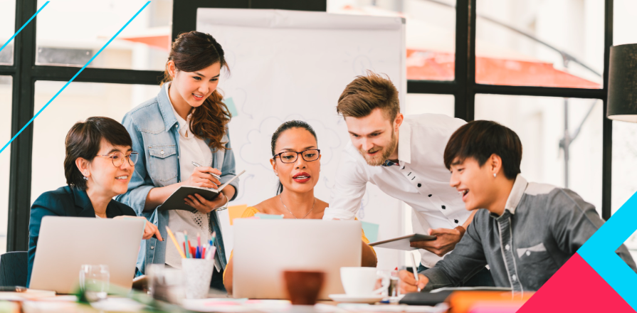 Community Managers around a Computer